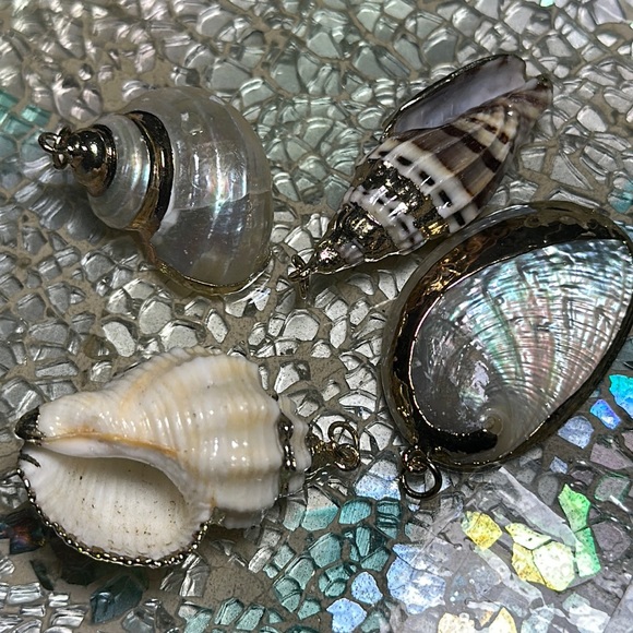 Group bundle of 4 gold small shells 1” necklace charms - Picture 4 of 5